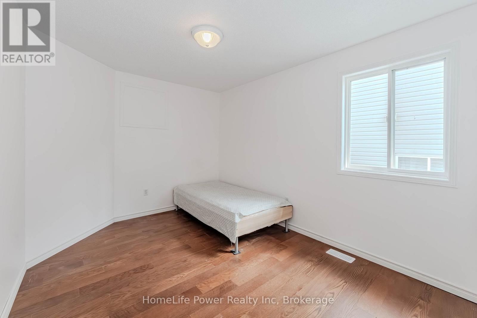 4 DARLING CRESCENT - 31