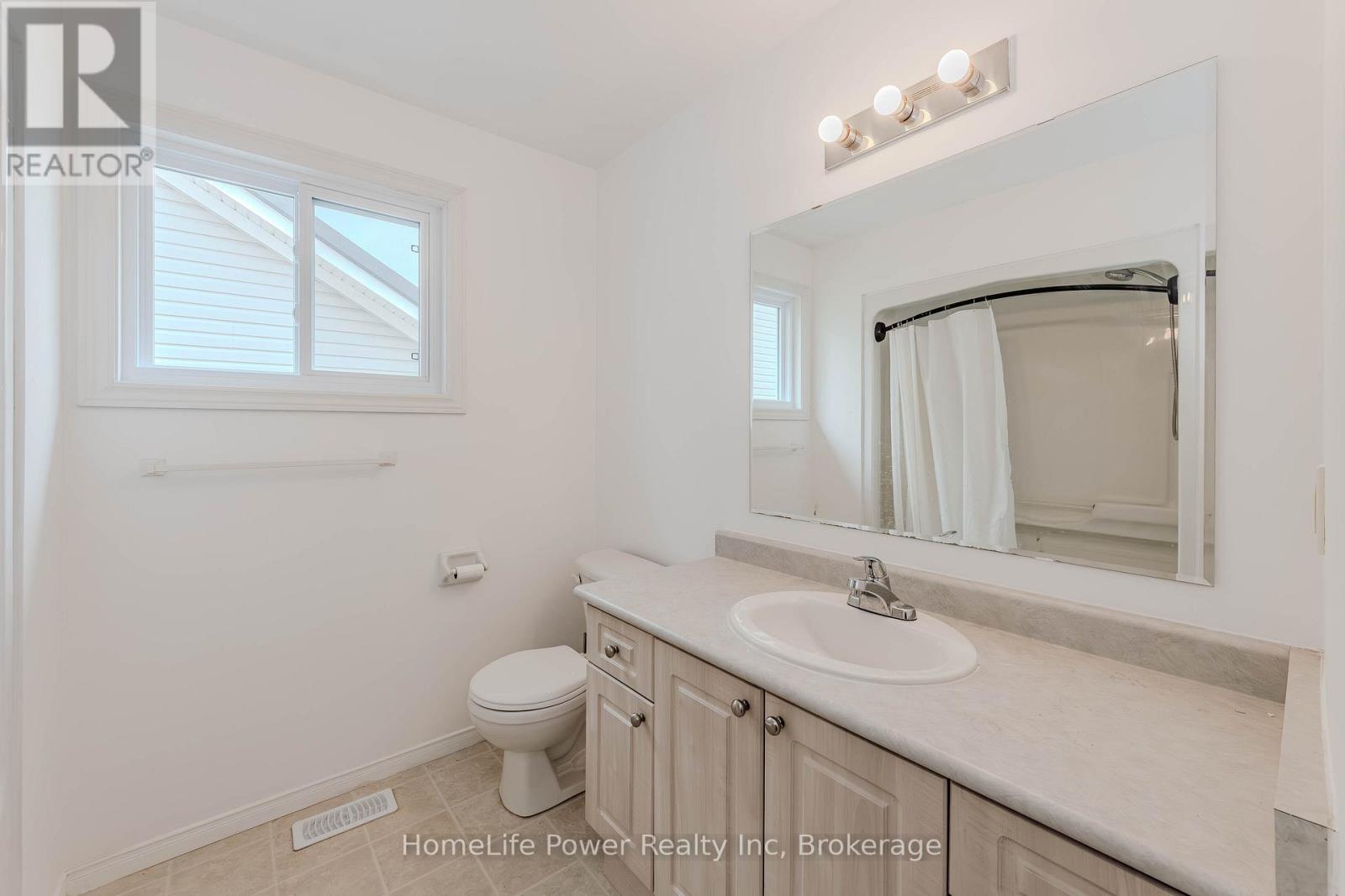 4 DARLING CRESCENT - 33