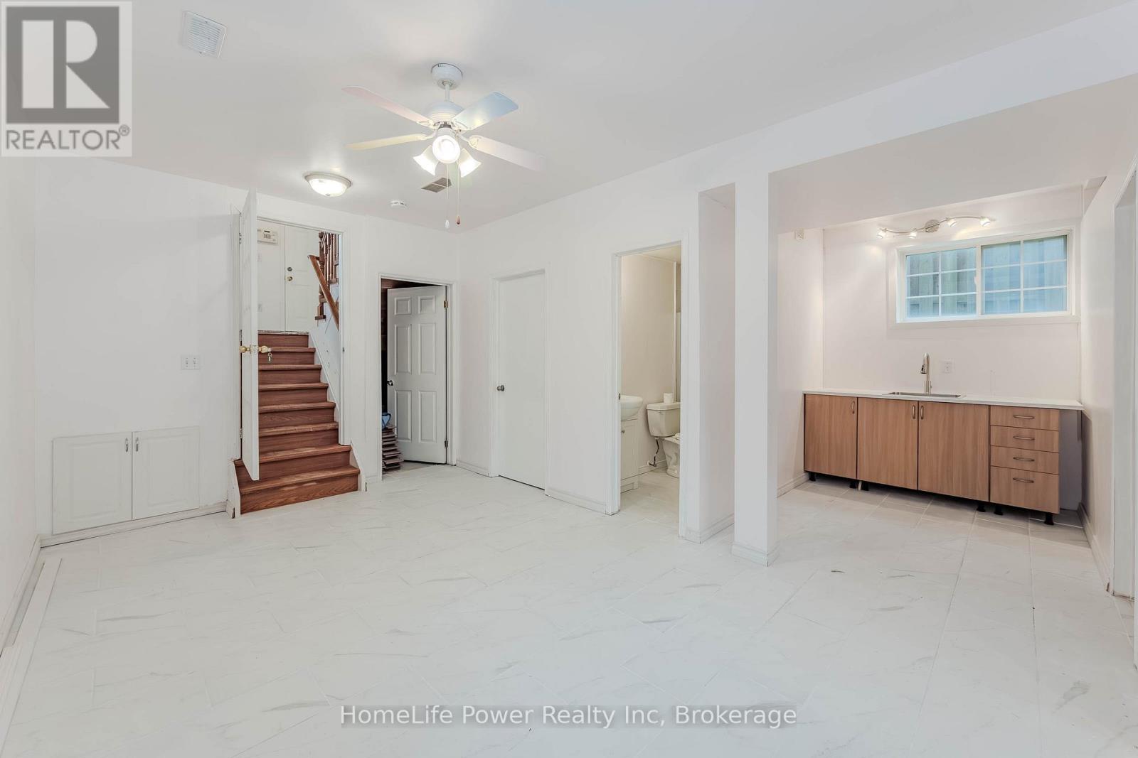 4 DARLING CRESCENT - 36