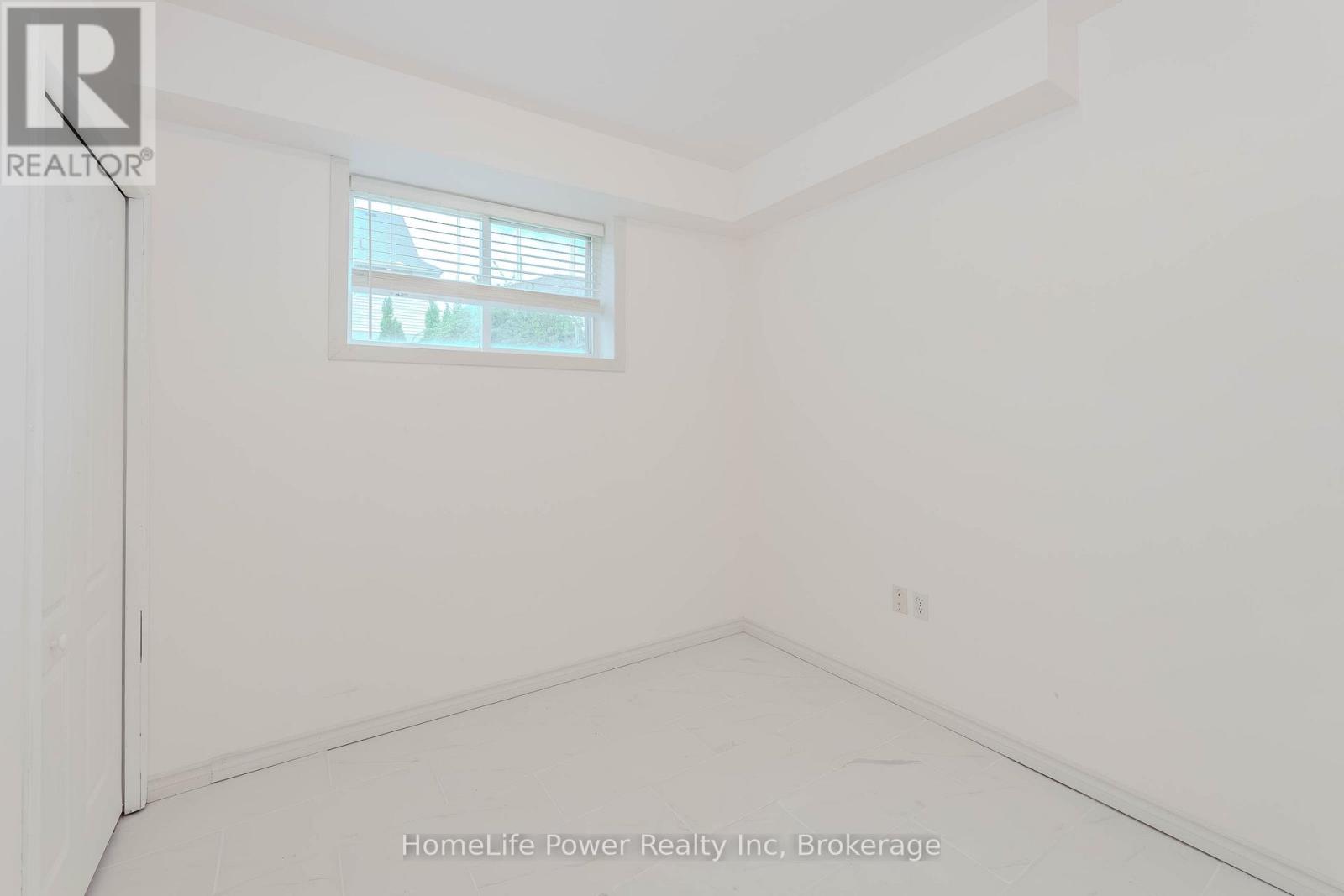 4 DARLING CRESCENT - 40