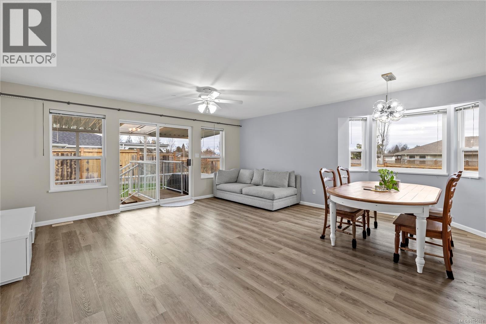 47 Magnolia Dr, Parksville