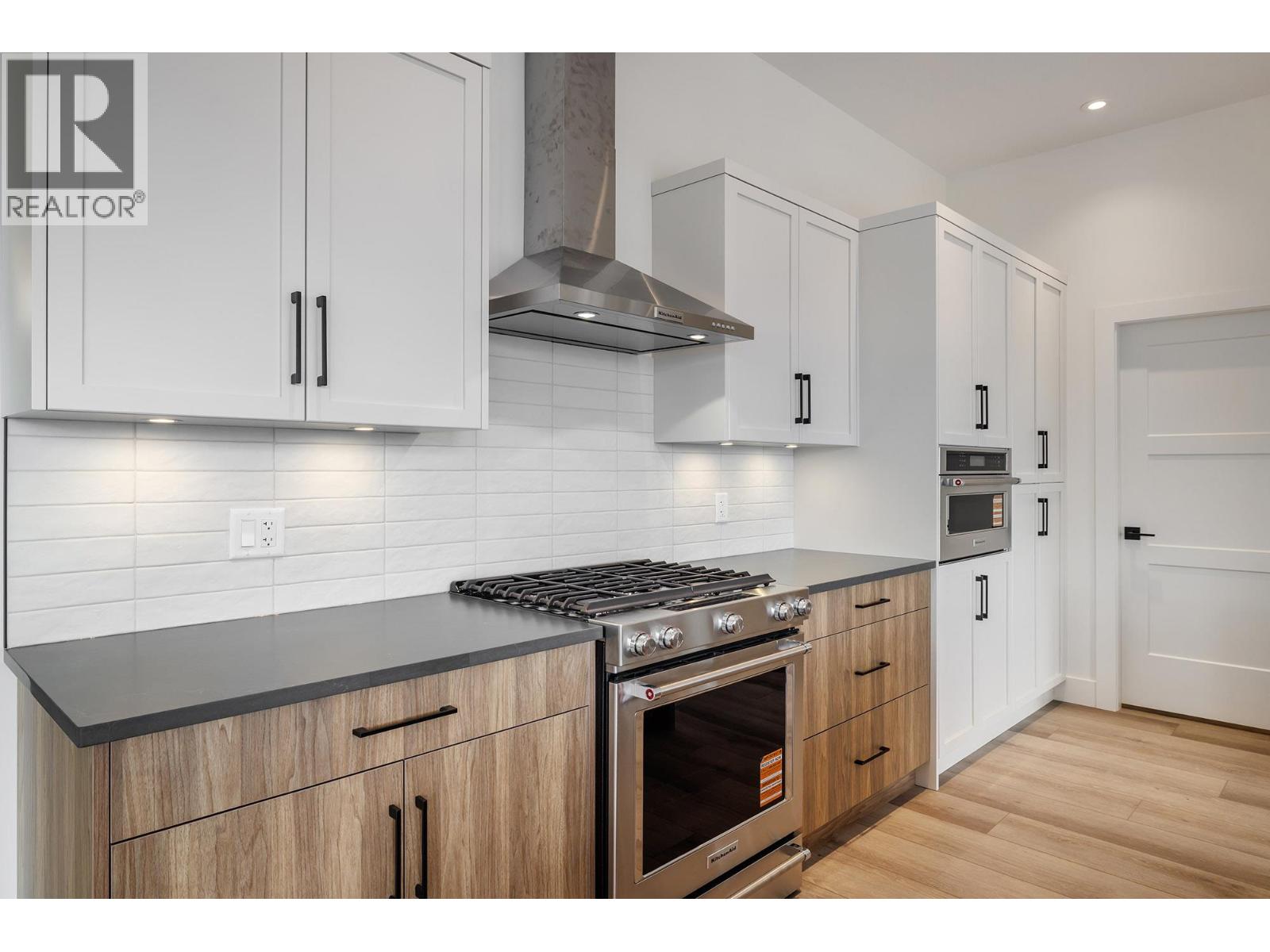 17567 Dickinson Place, Summerland