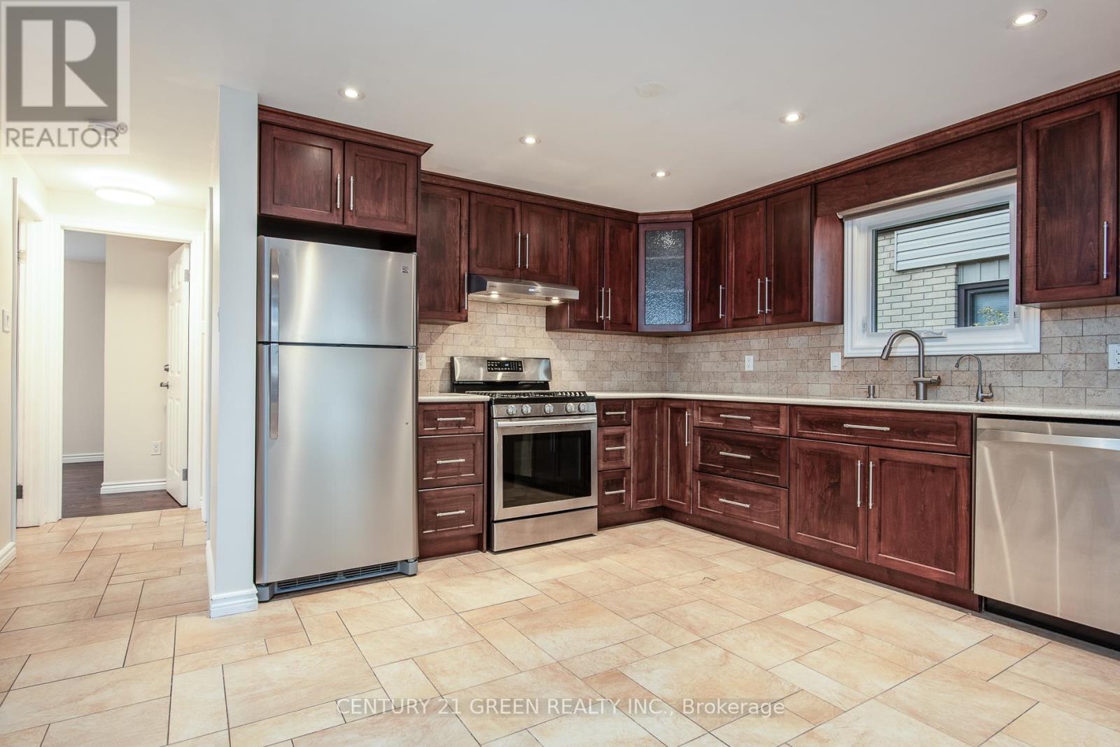 8 PAMELA PLACE - 24