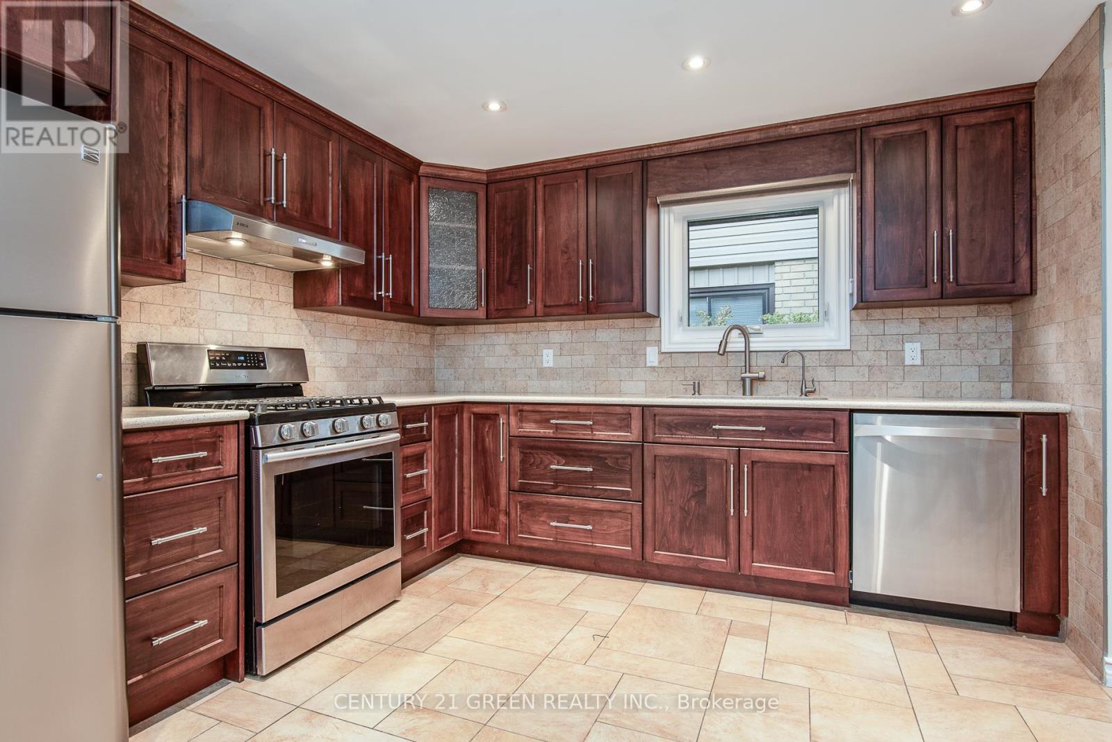 8 PAMELA PLACE - 26