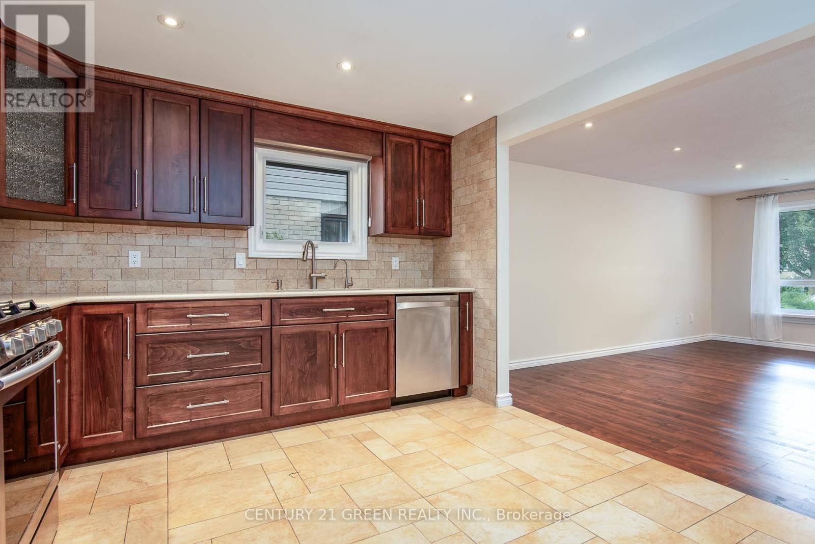 8 PAMELA PLACE - 27