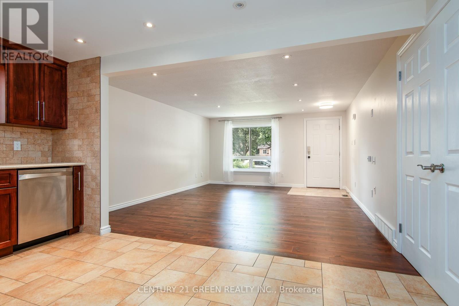 8 PAMELA PLACE - 28