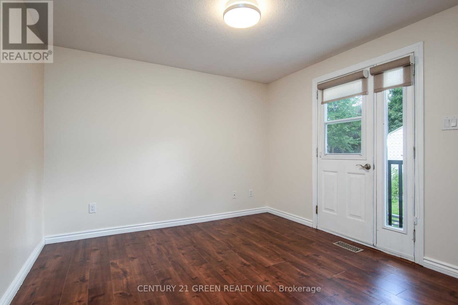8 PAMELA PLACE - 34
