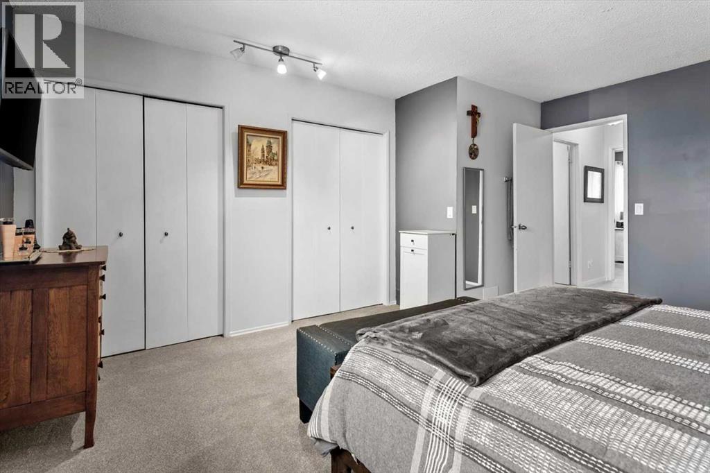 Single Family House for Sale in  Berkley Drive NW Beddington Heights Calgary 