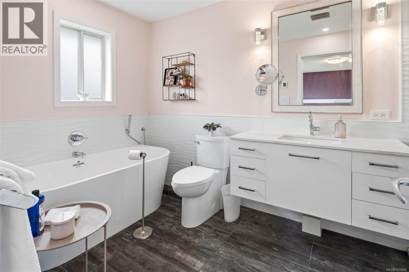  1237 Glyn Oak Place, Saanich