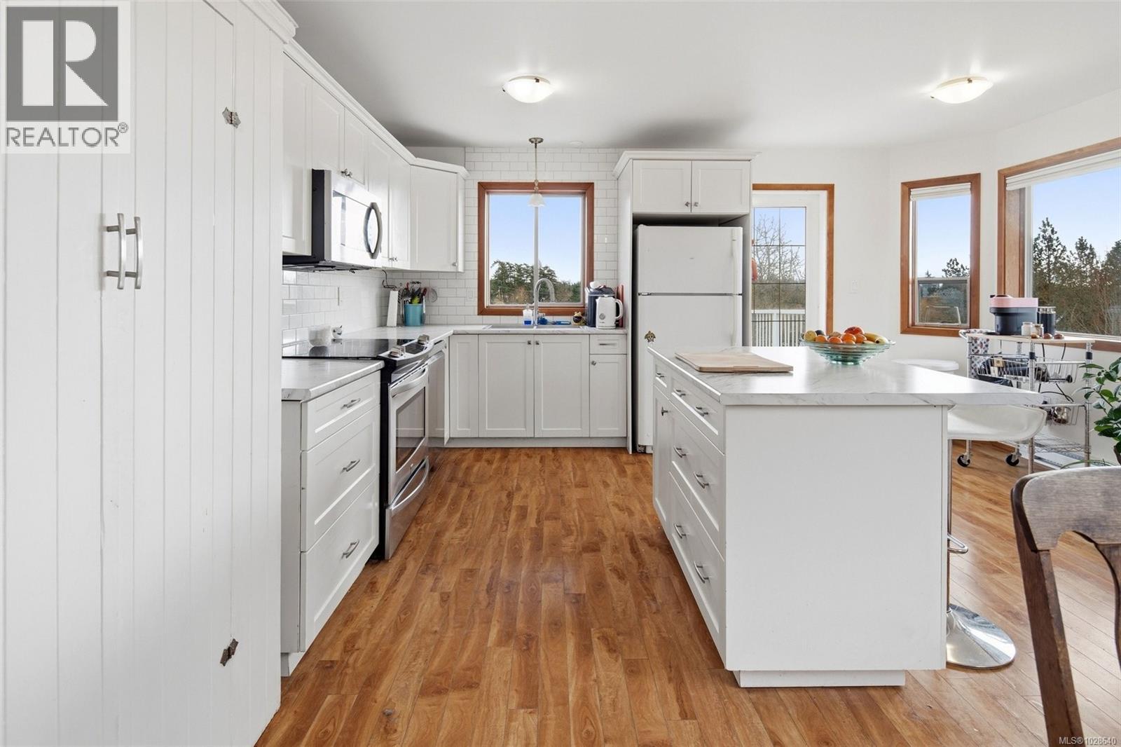  1237 Glyn Oak Place, Saanich