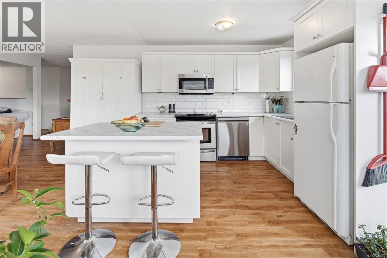  1237 Glyn Oak Place, Saanich