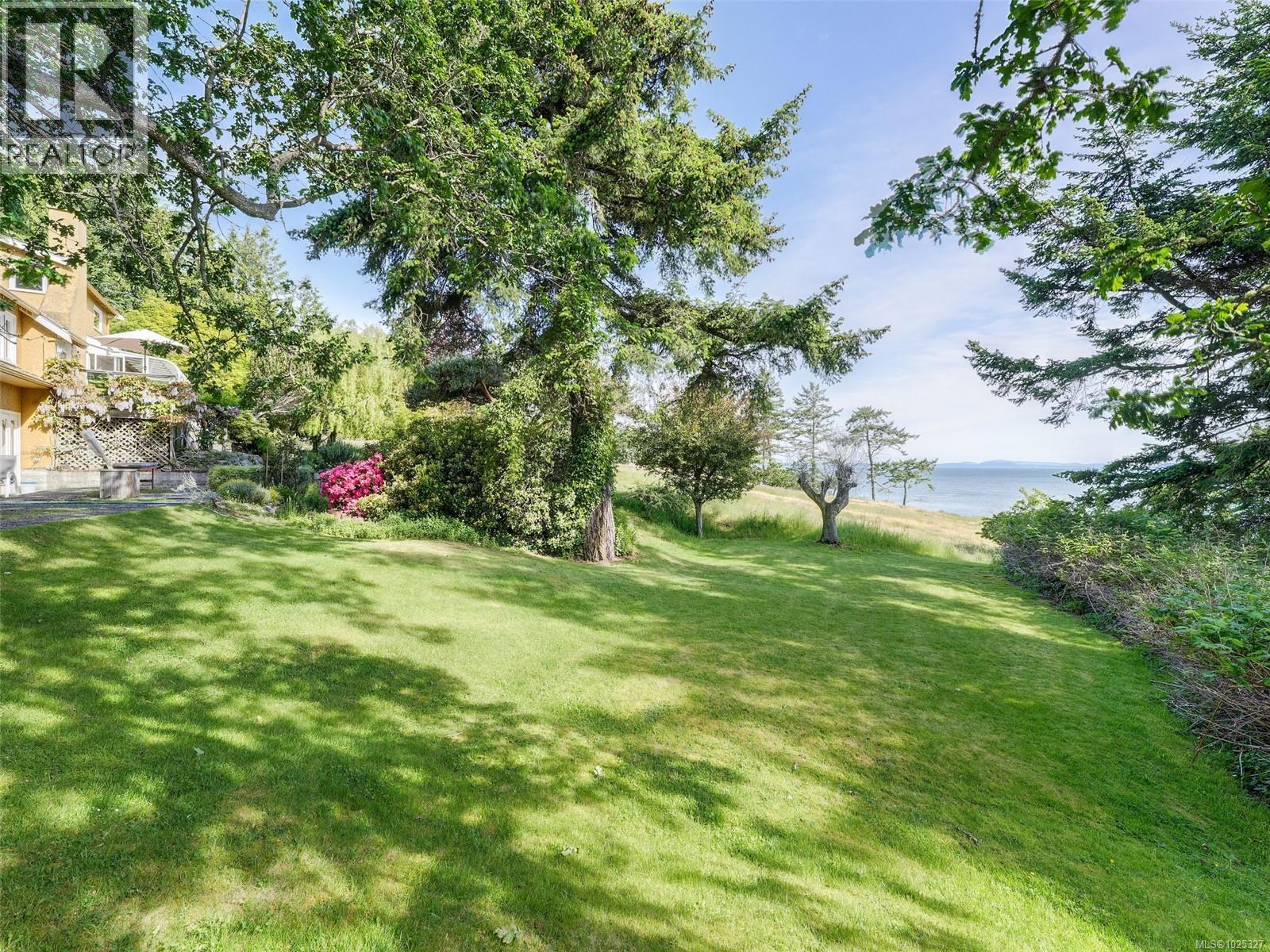  2550 Queenswood Drive, Saanich