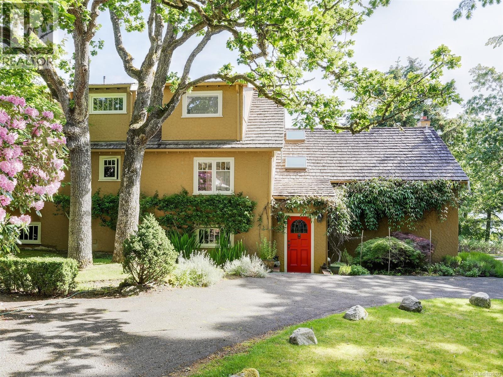  2550 Queenswood Drive, Saanich