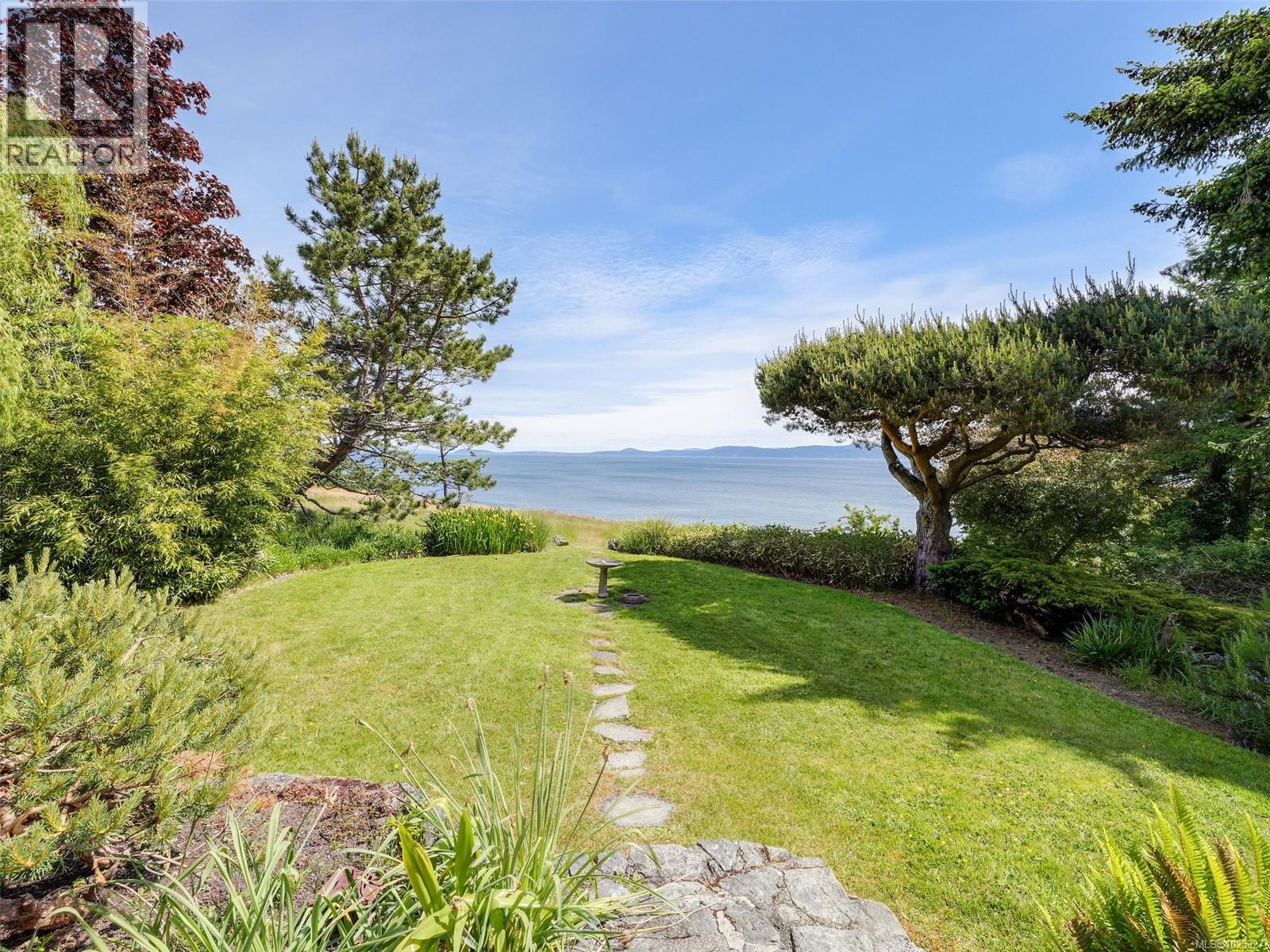  2550 Queenswood Drive, Saanich