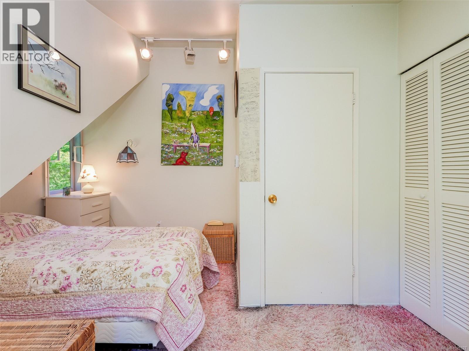  2550 Queenswood Drive, Saanich