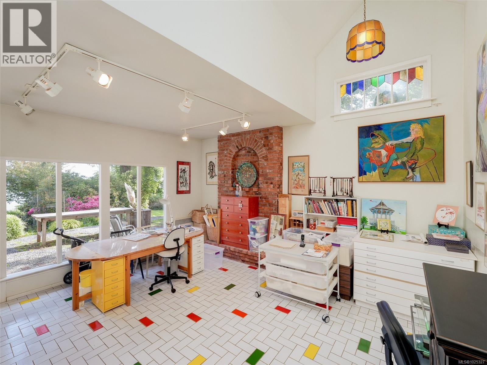  2550 Queenswood Drive, Saanich