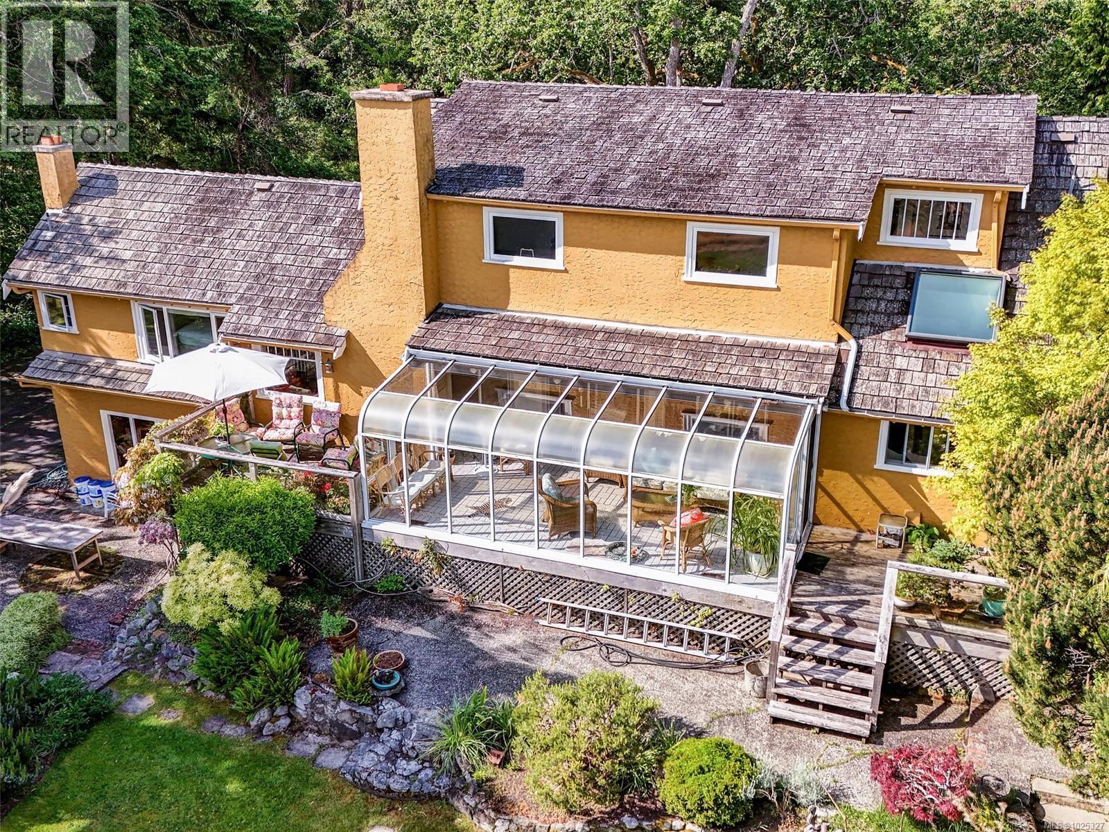  2550 Queenswood Drive, Saanich