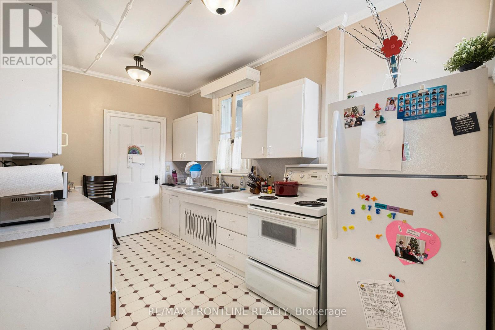 38 DRUMMOND STREET W - 18