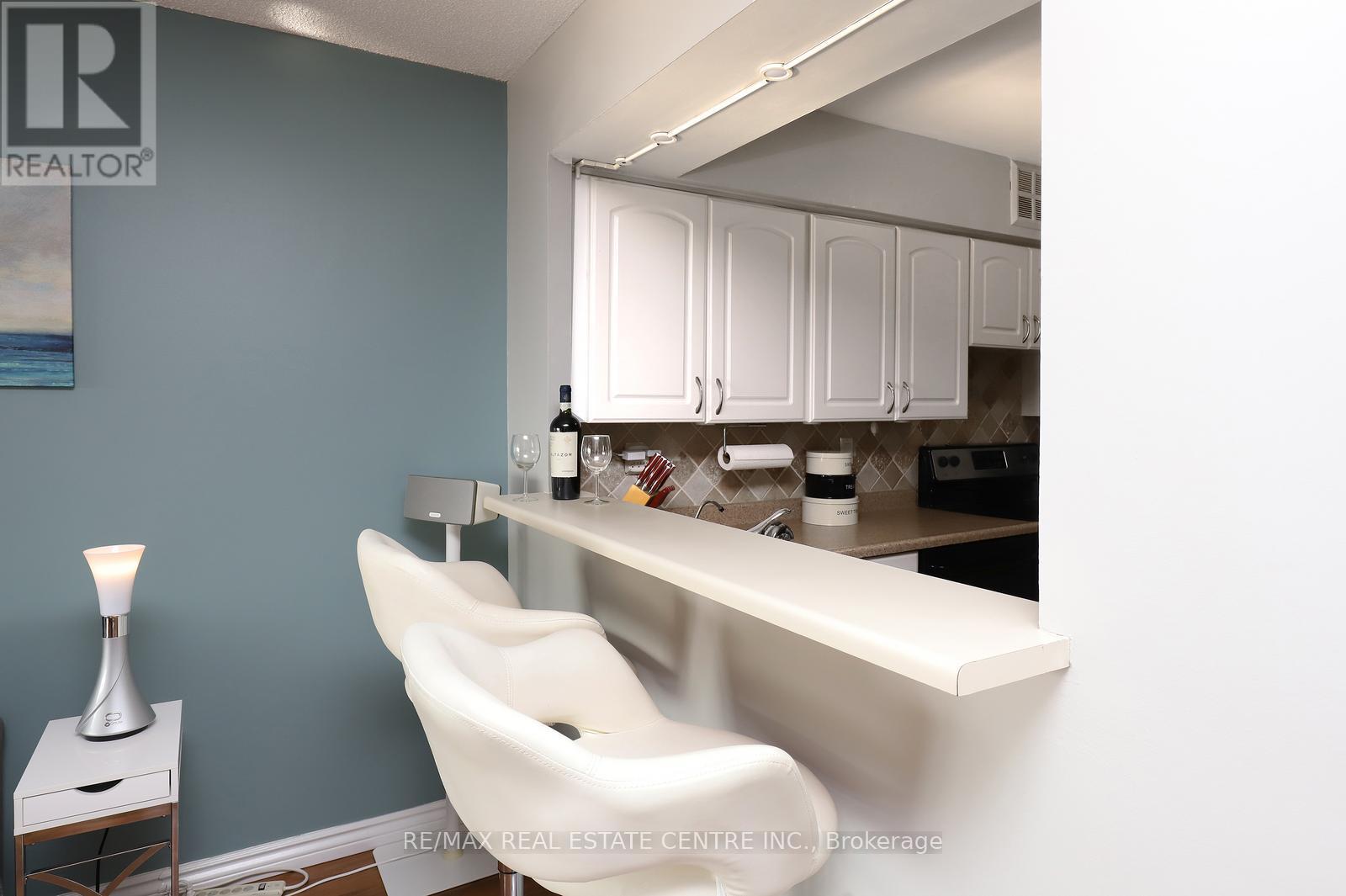 #1704 26 HANOVER ROAD - 10
