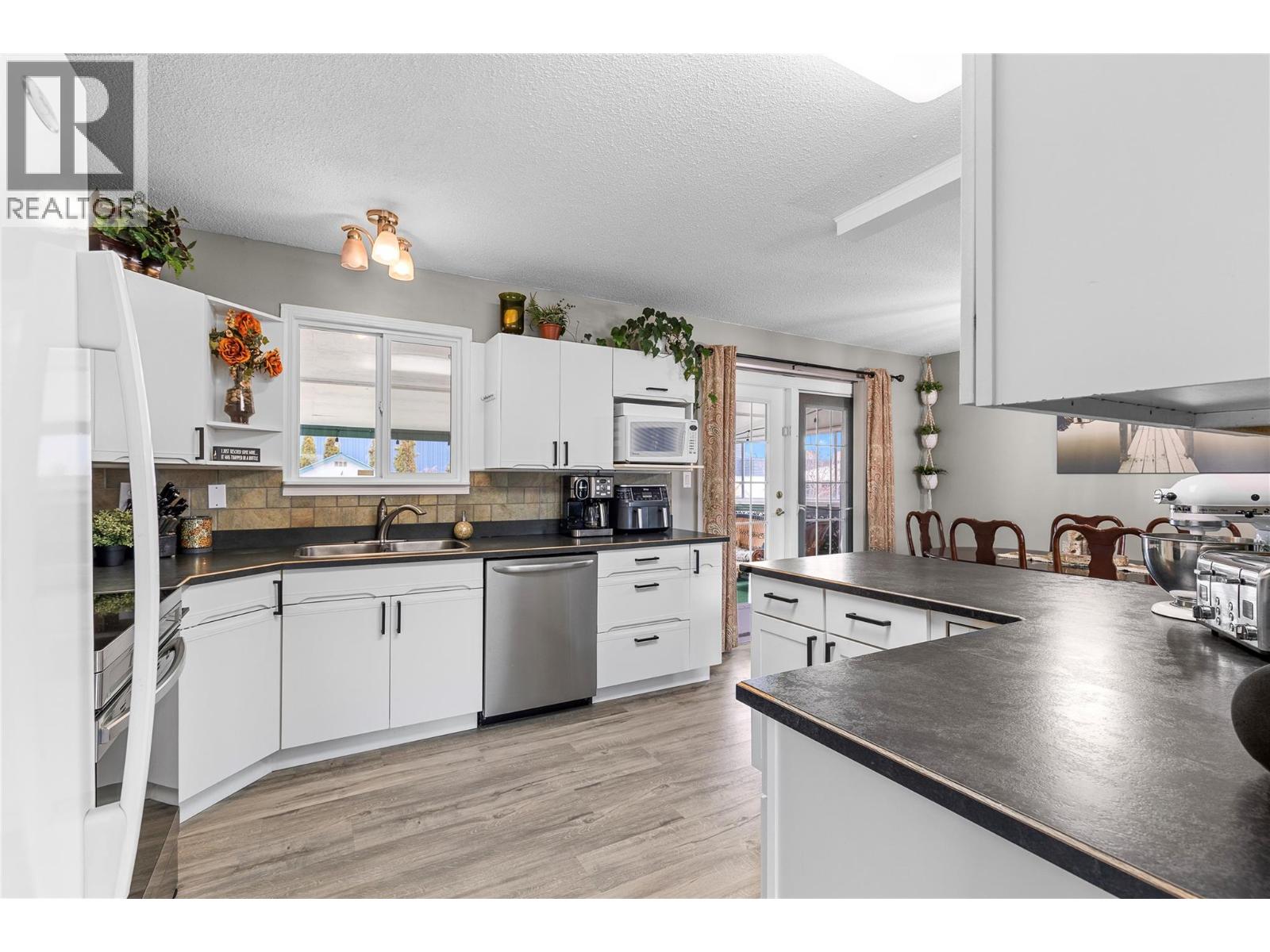 3735 Patten Crescent, Armstrong