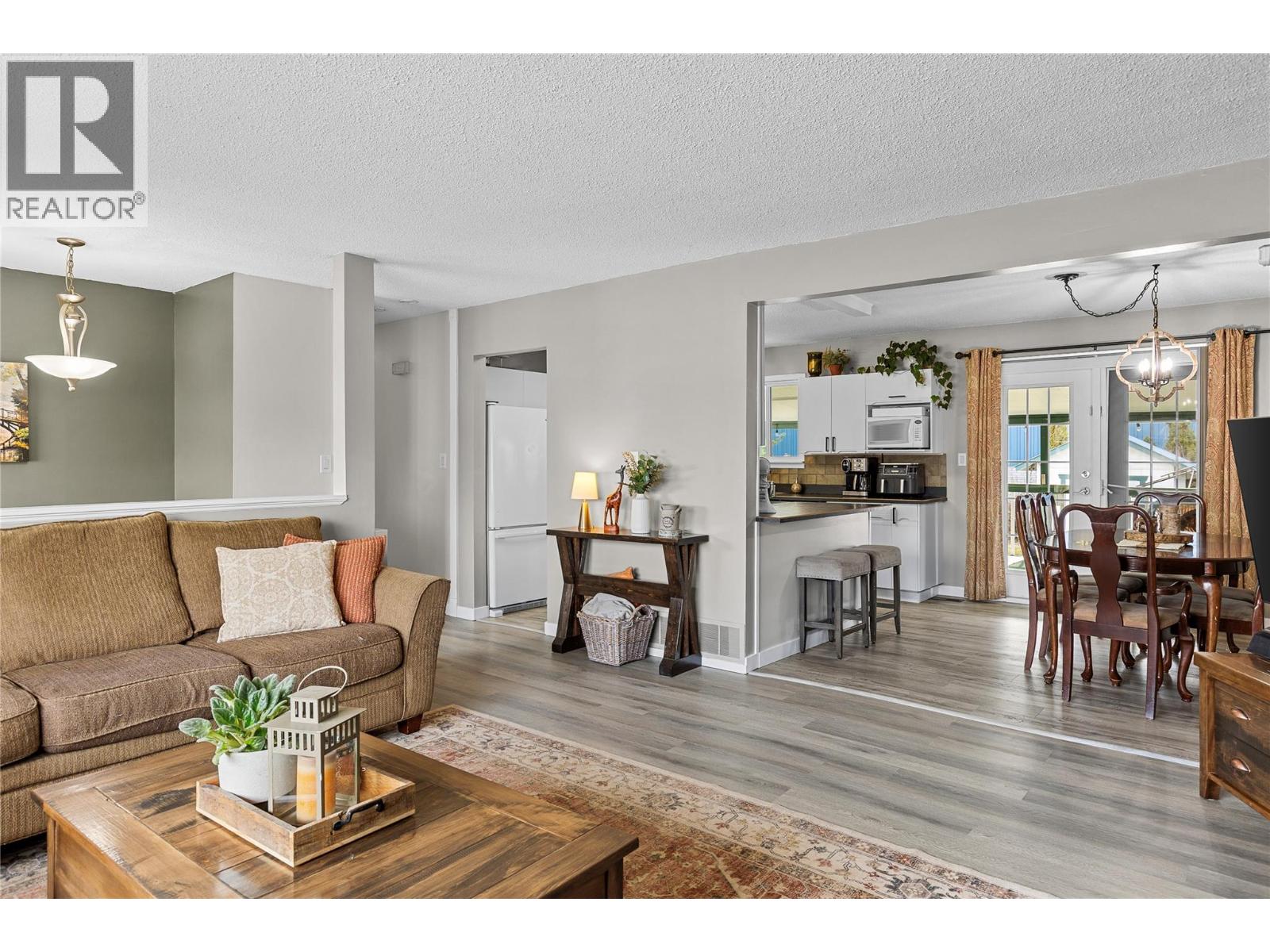 3735 Patten Crescent, Armstrong