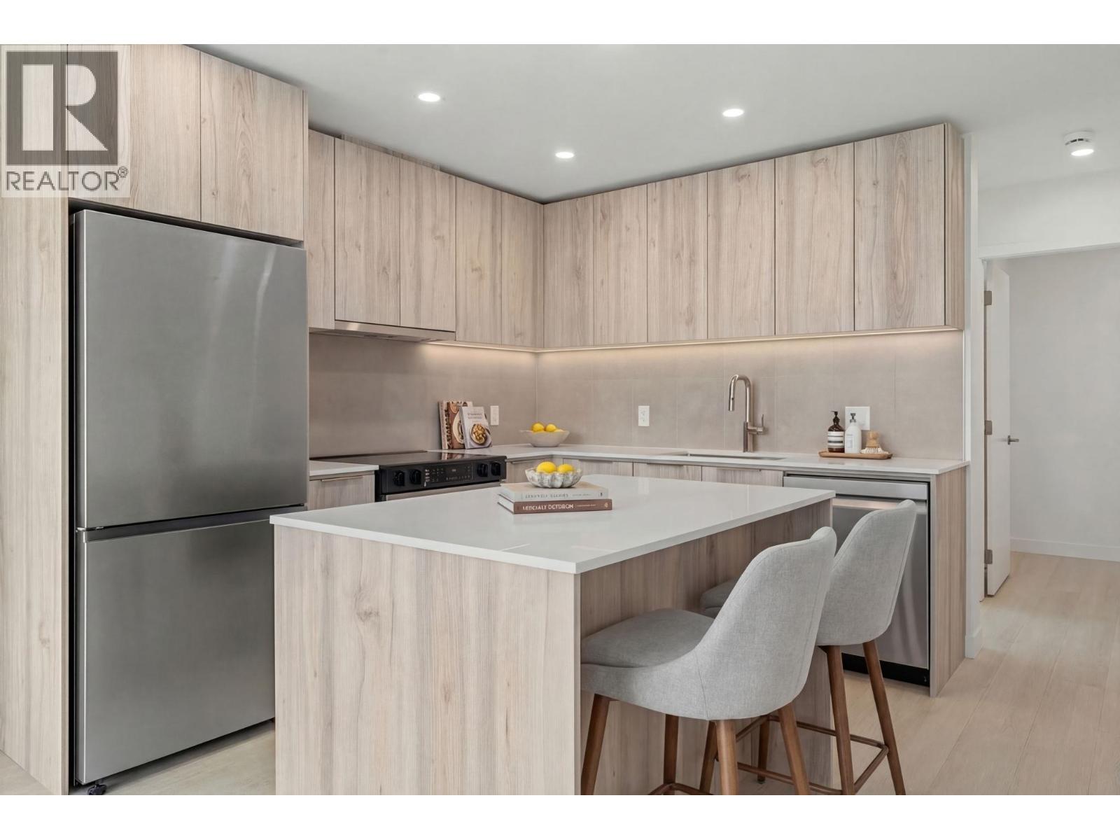 404 3594 MALSUM DRIVE, North Vancouver