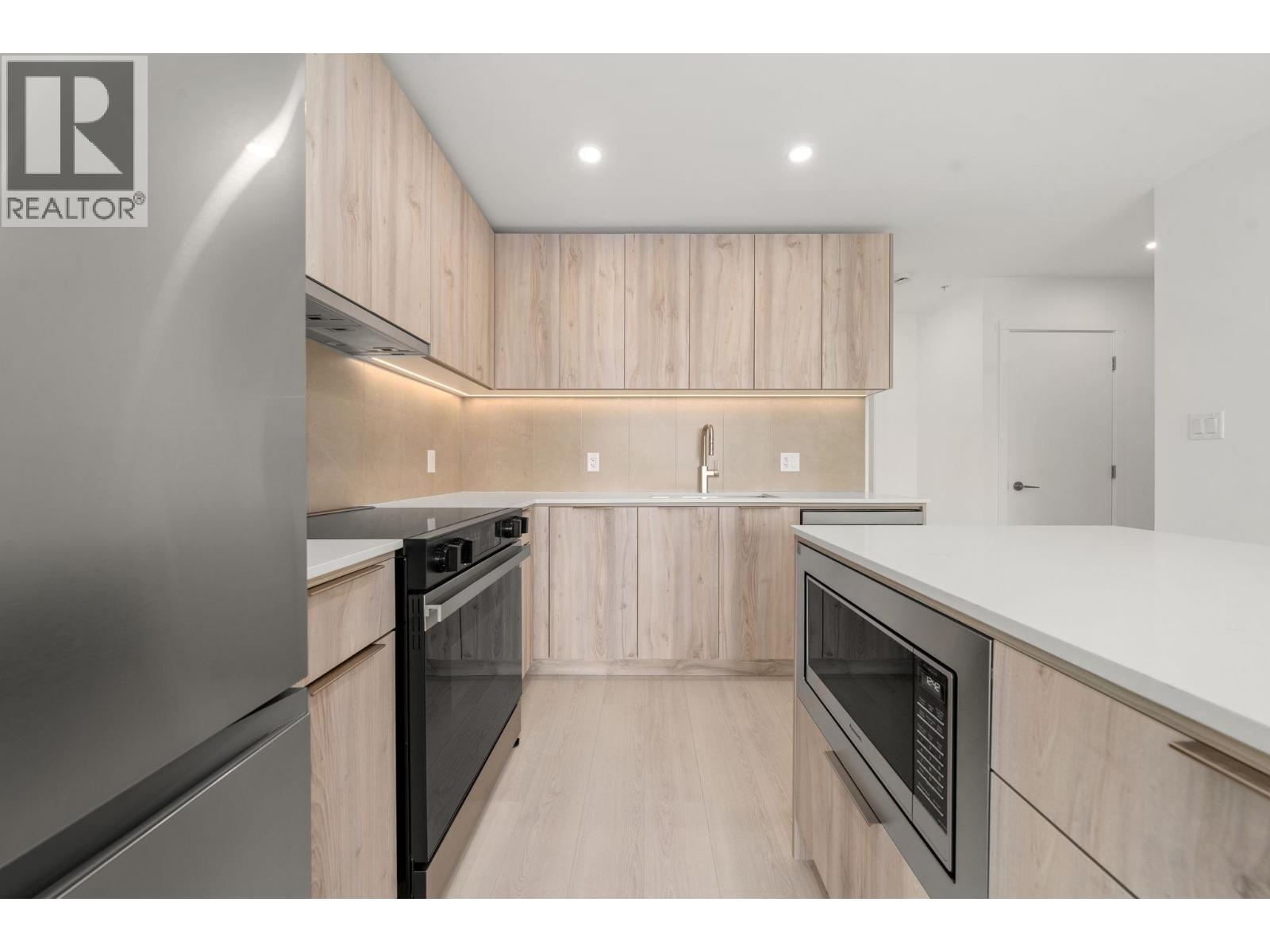 404 3594 MALSUM DRIVE, North Vancouver