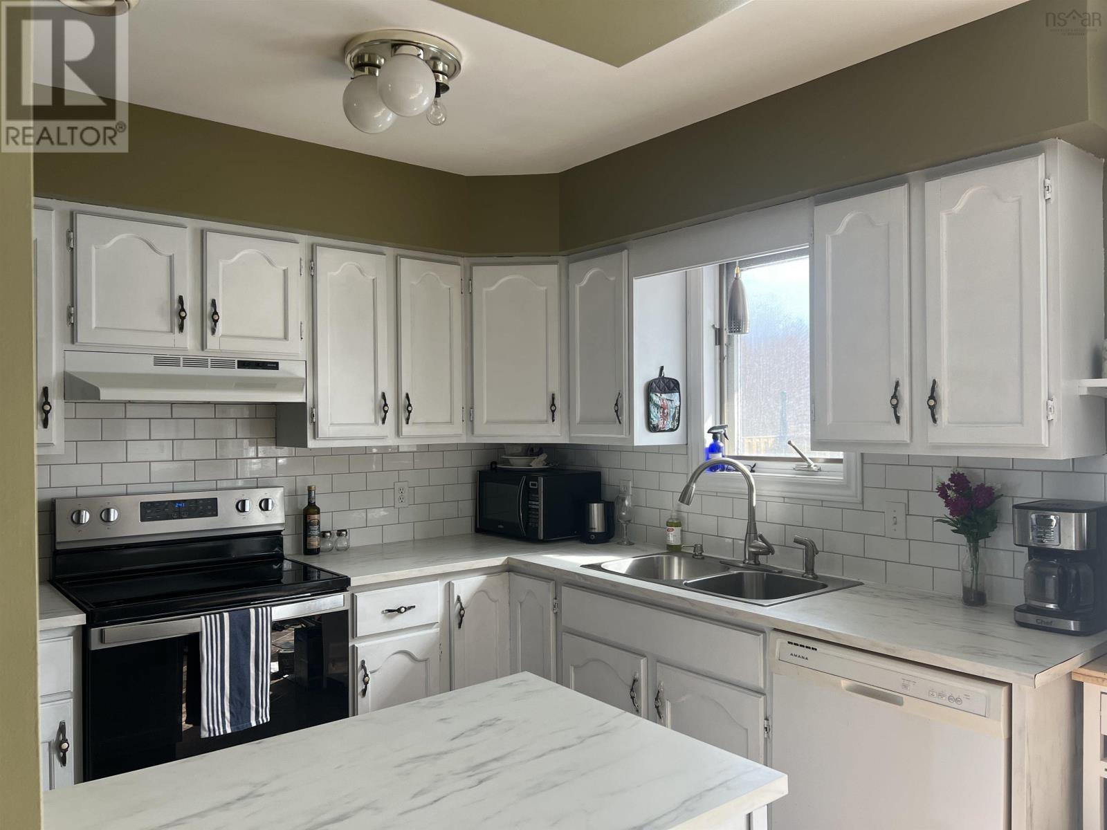 Property 2 of 20 of 406 Parkdale Avenue