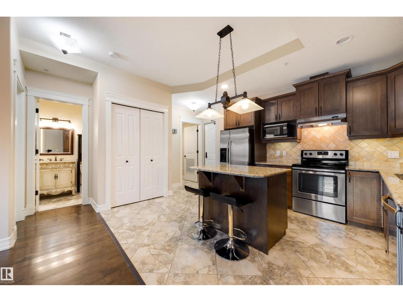 #906 10142 111 ST NW - 11