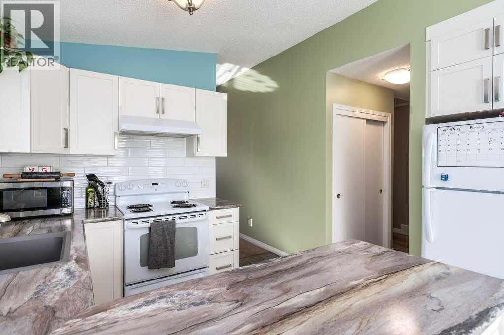 Single Family House Bi-level for Sale in  Shawfield Way SW Shawnessy Calgary 