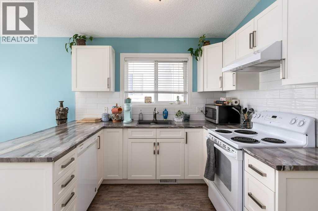 Single Family House Bi-level for Sale in  Shawfield Way SW Shawnessy Calgary 