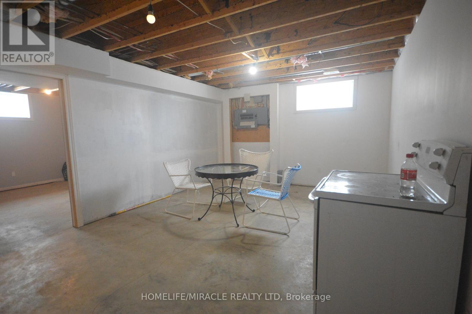 682093 260 SIDE ROAD - 19