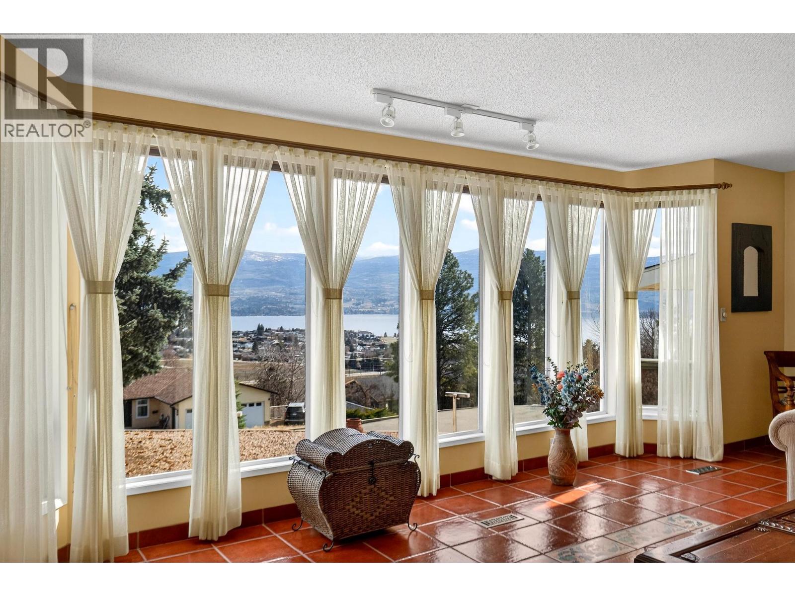  1141 Trevor Drive, West Kelowna