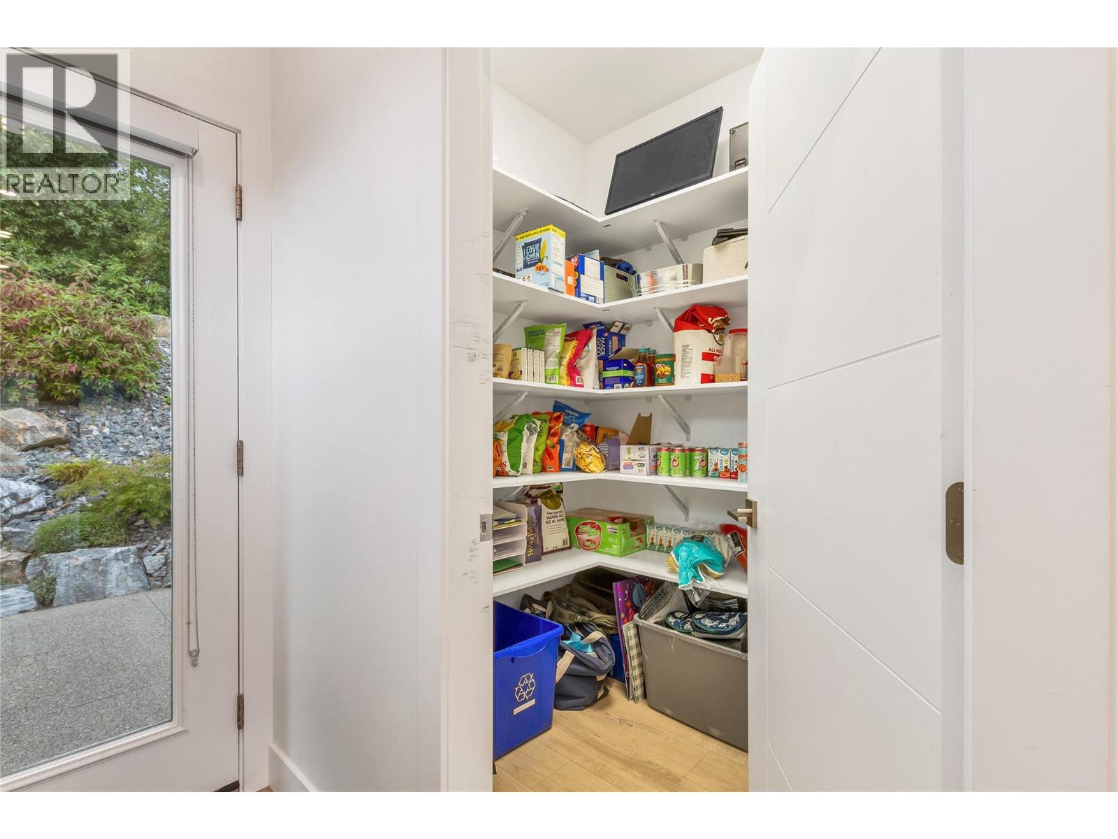 11559 Middleton Court, Lake Country