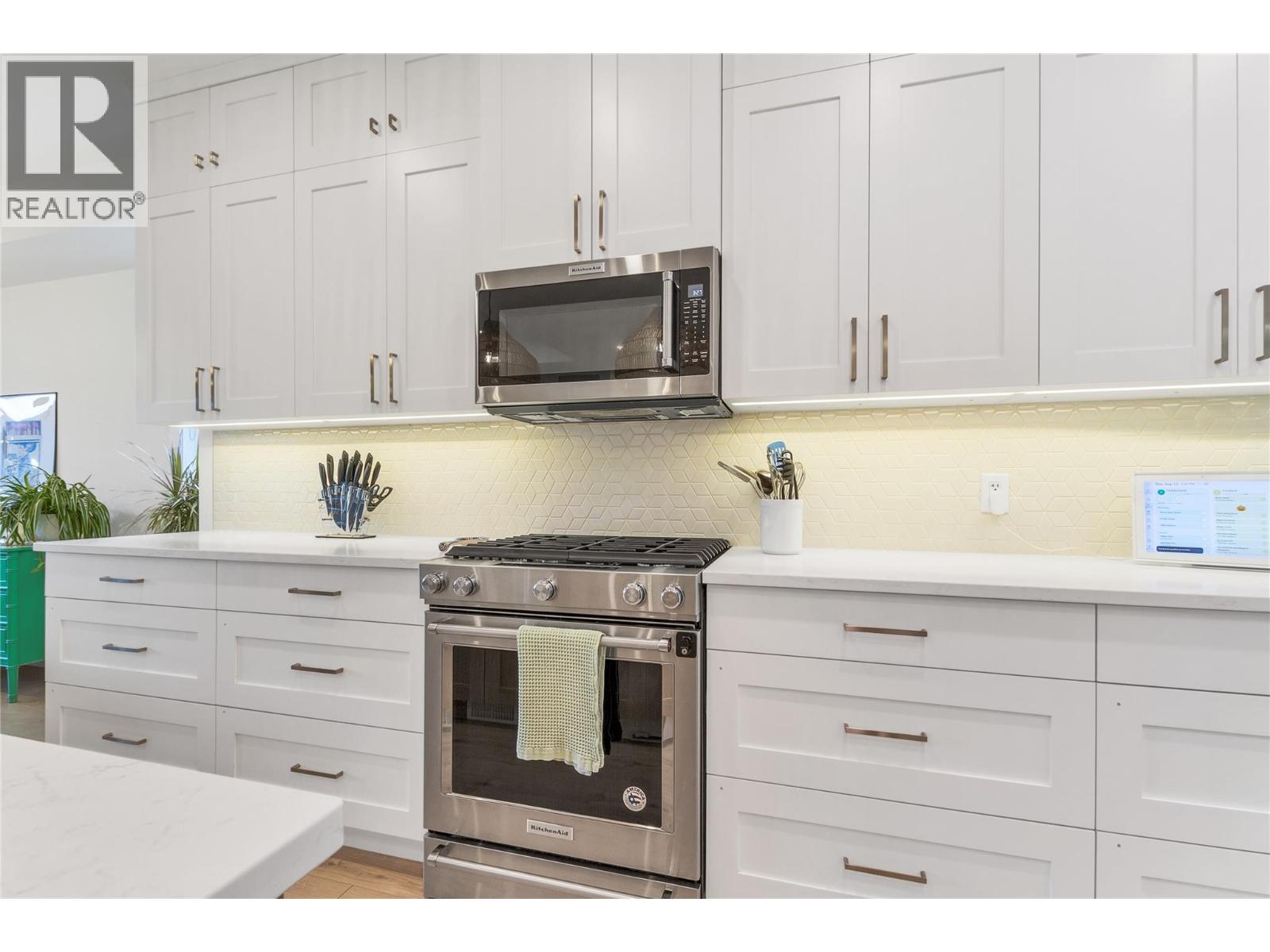 11559 Middleton Court, Lake Country