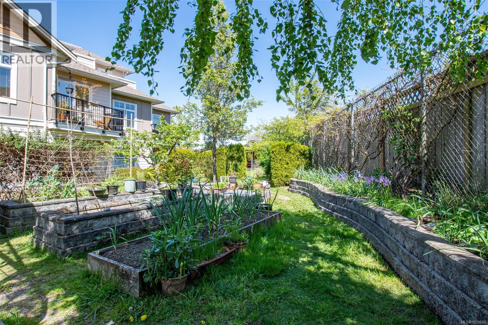 209 7088 West Saanich Road, Central Saanich