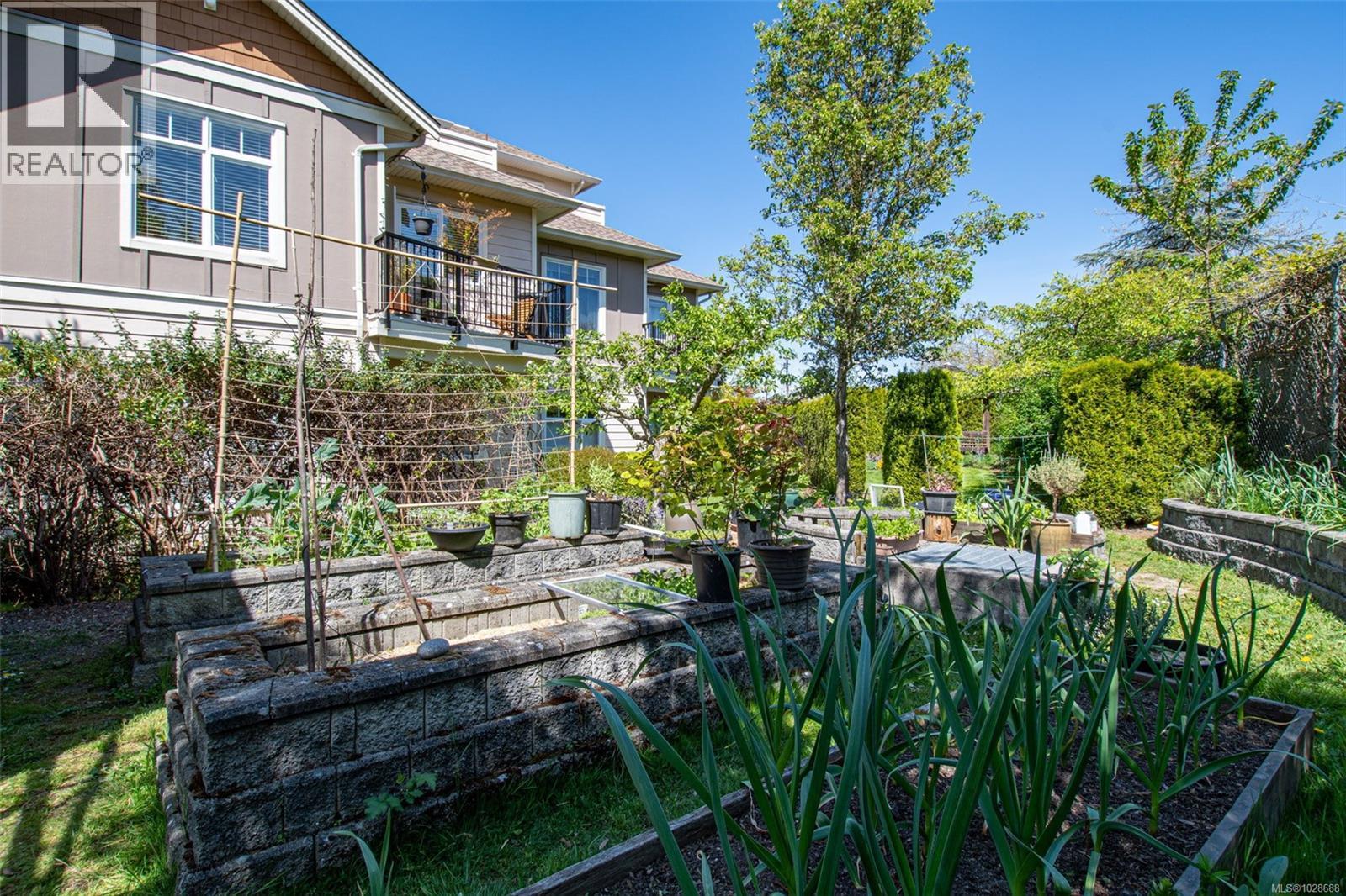 209 7088 West Saanich Road, Central Saanich
