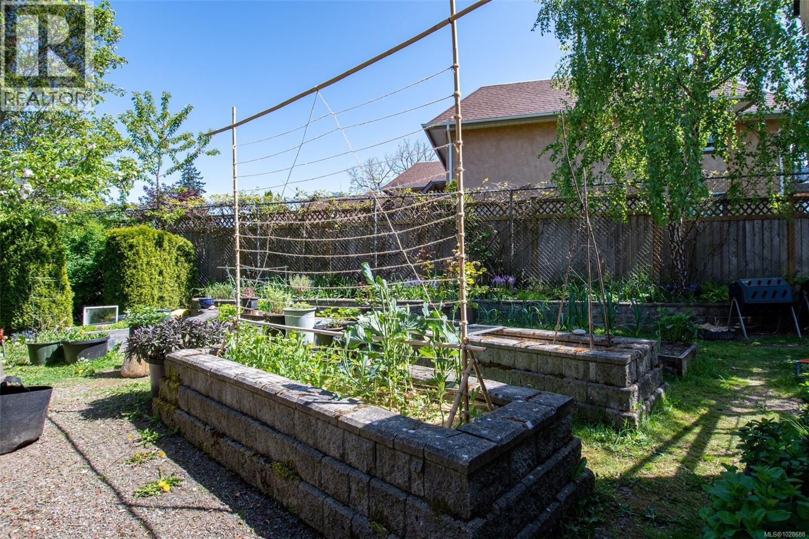 209 7088 West Saanich Road, Central Saanich