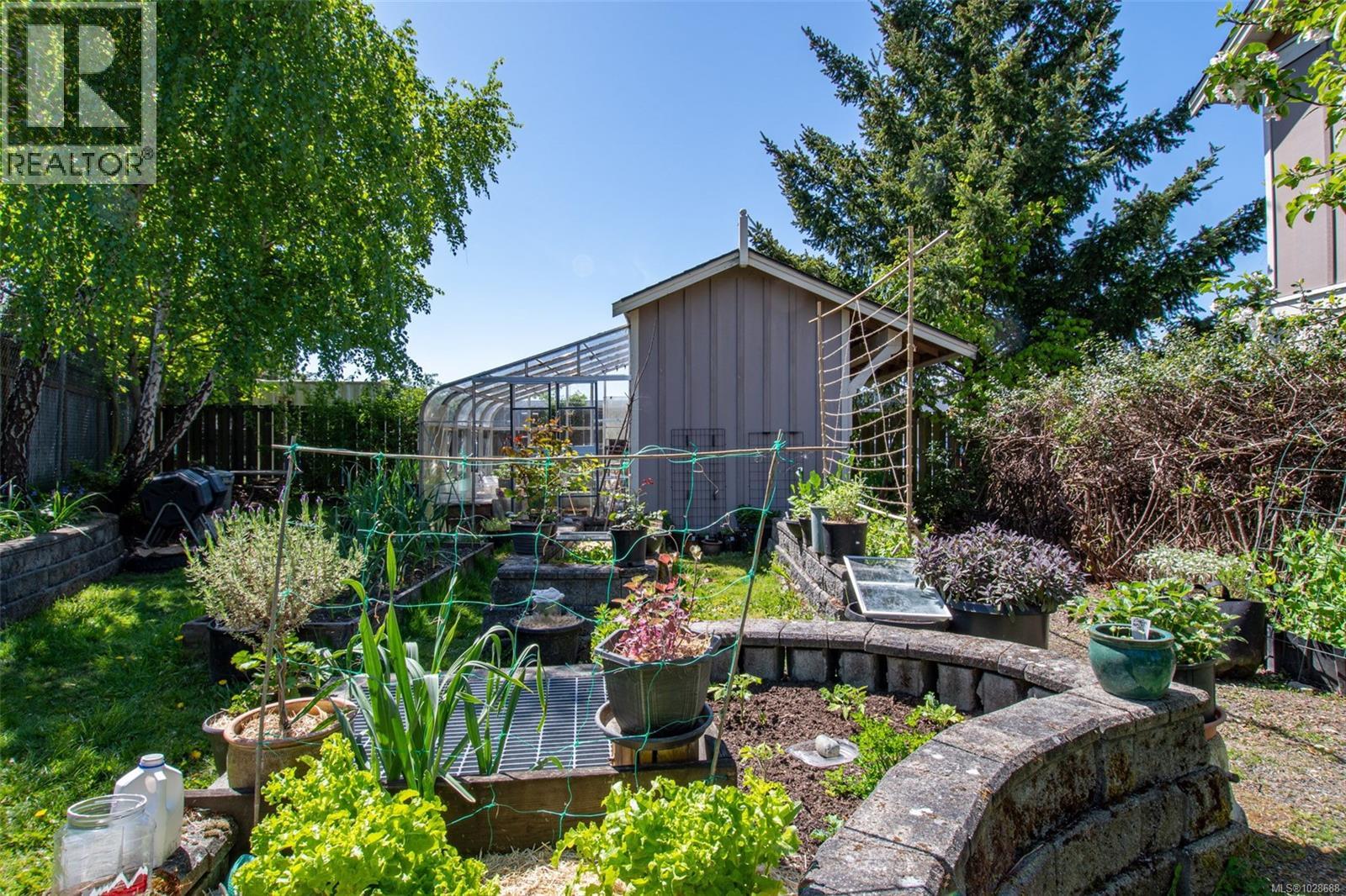 209 7088 West Saanich Road, Central Saanich