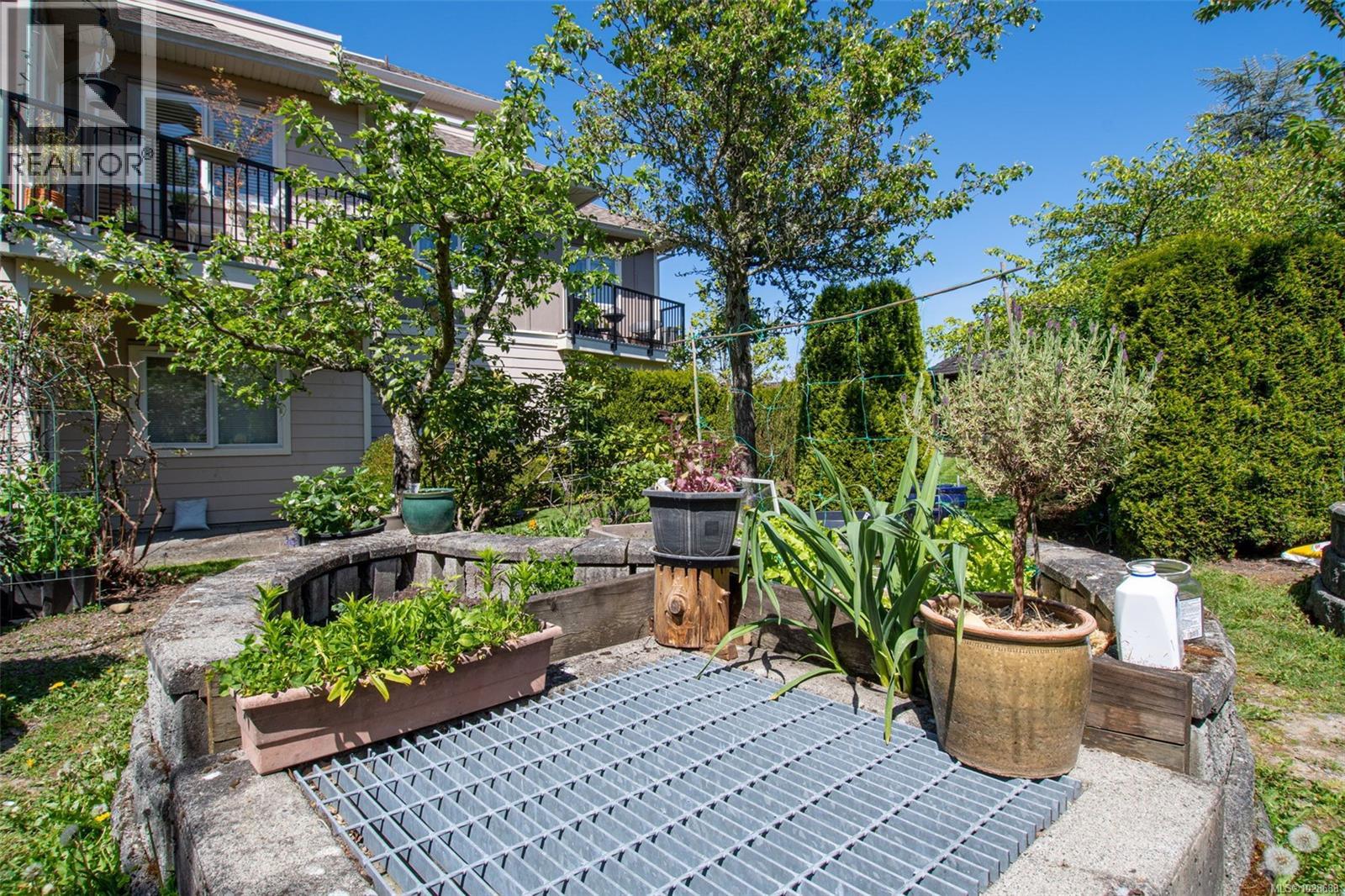 209 7088 West Saanich Road, Central Saanich