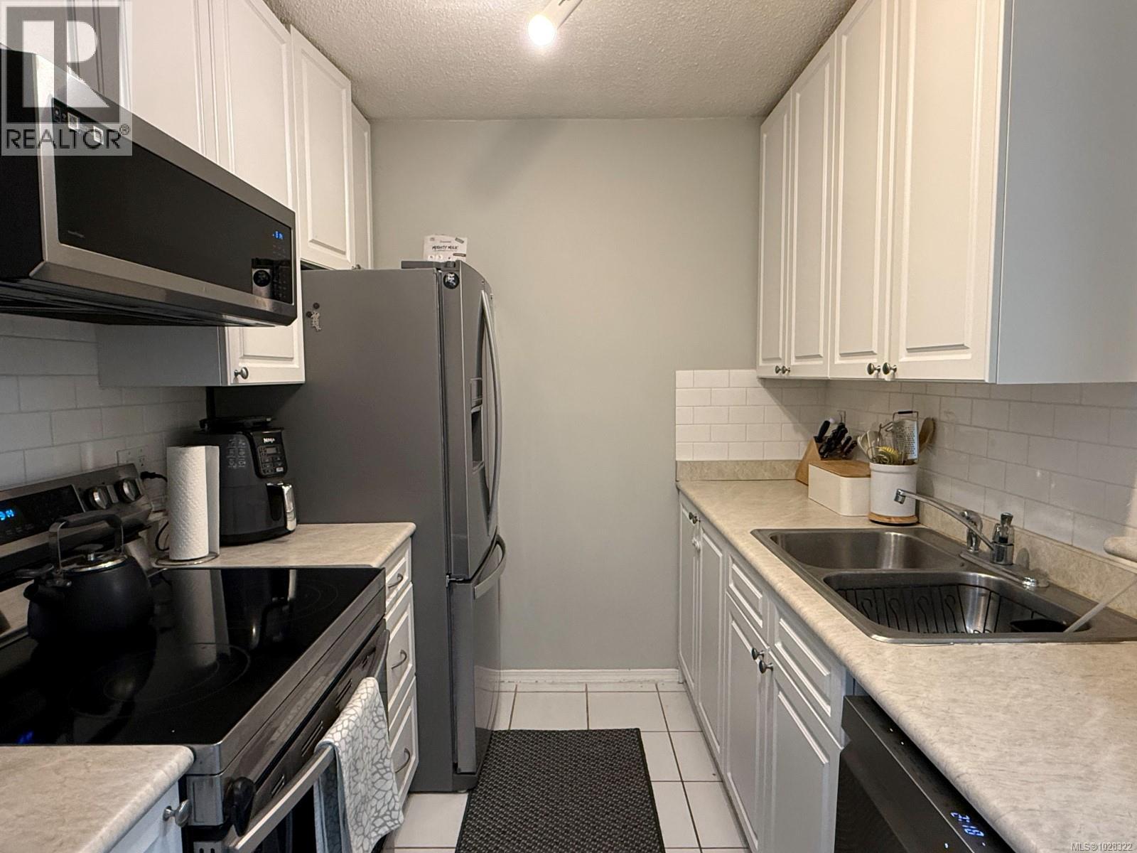 #212 991 CLOVERDALE AVE - 12