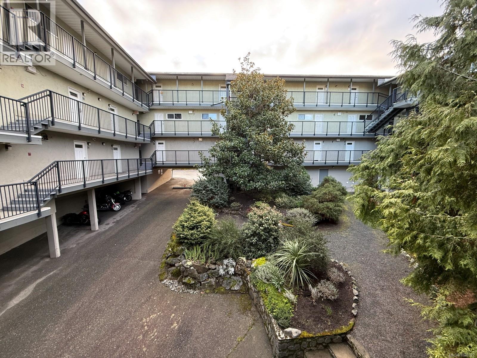 #212 991 CLOVERDALE AVE - 4