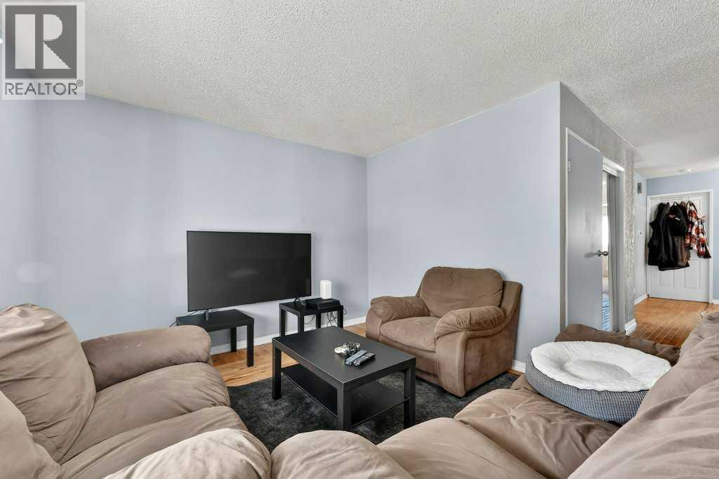 Single Family House Bi-level for Sale in  Bermuda Court NW Beddington Heights Calgary 