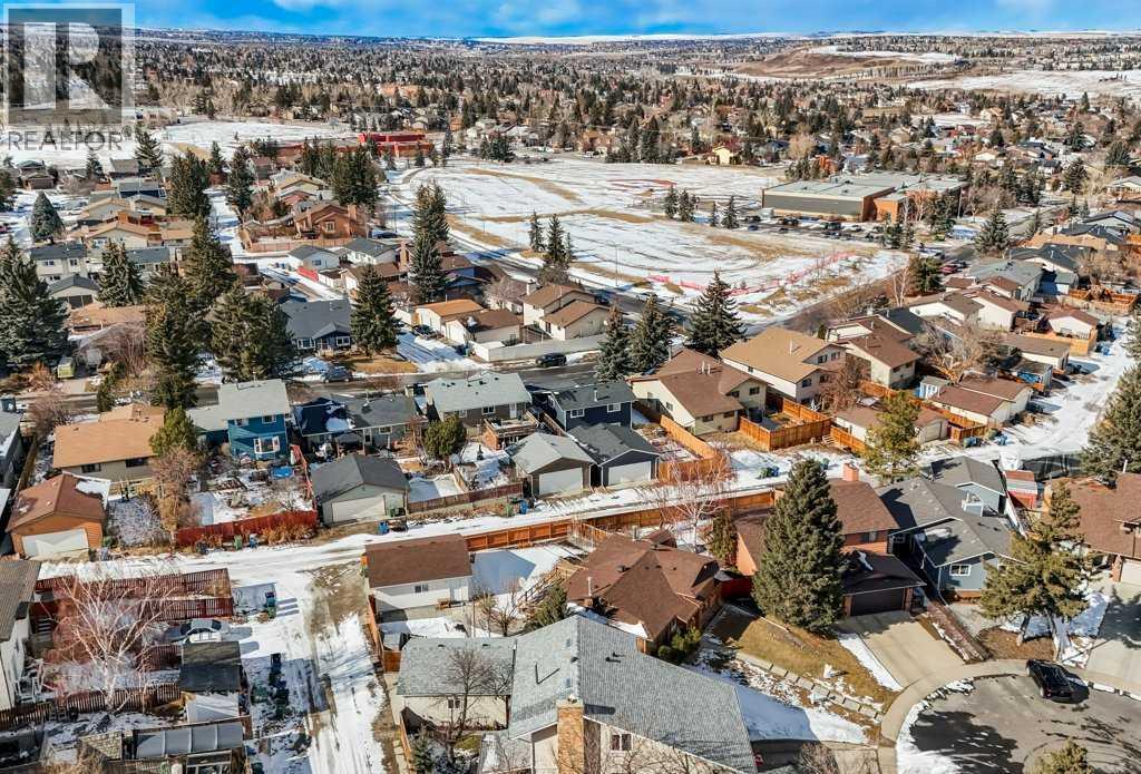 Single Family House Bi-level for Sale in  Bermuda Court NW Beddington Heights Calgary 