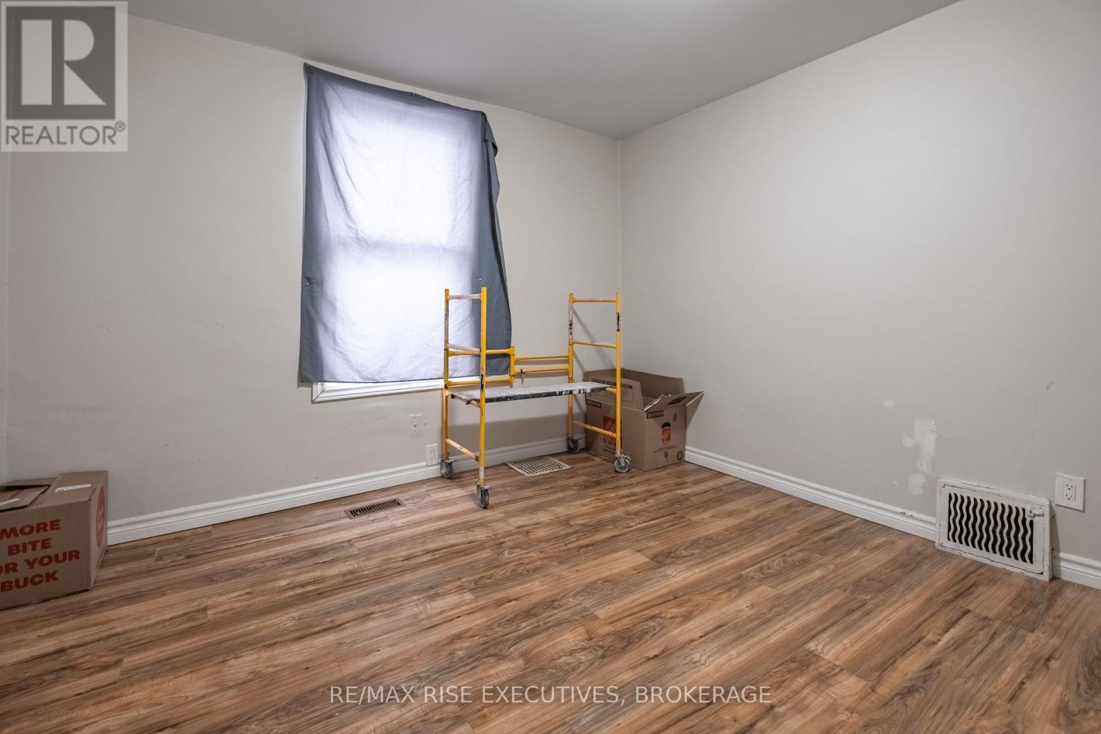 695 VICTORIA STREET - 12