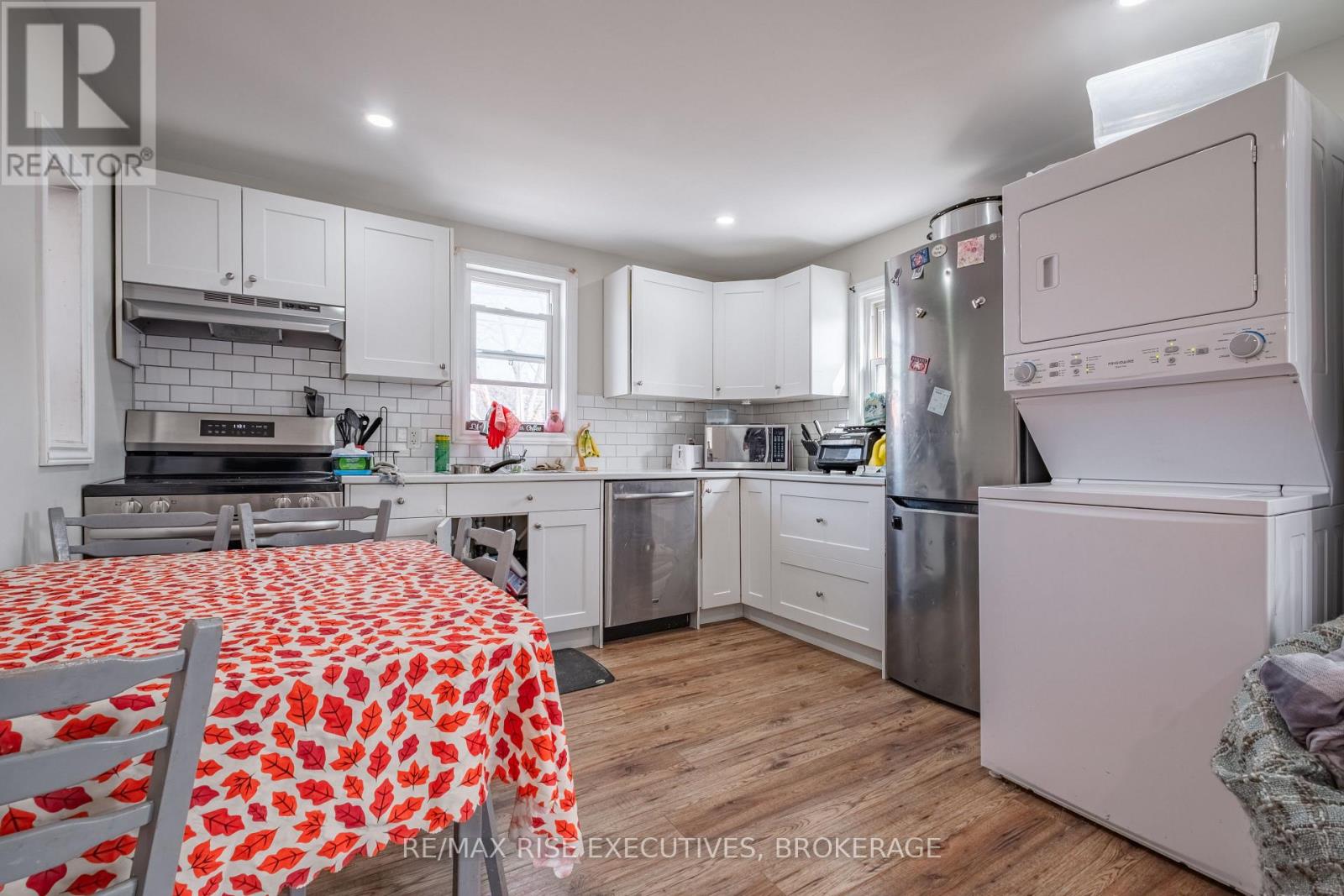 695 VICTORIA STREET - 16