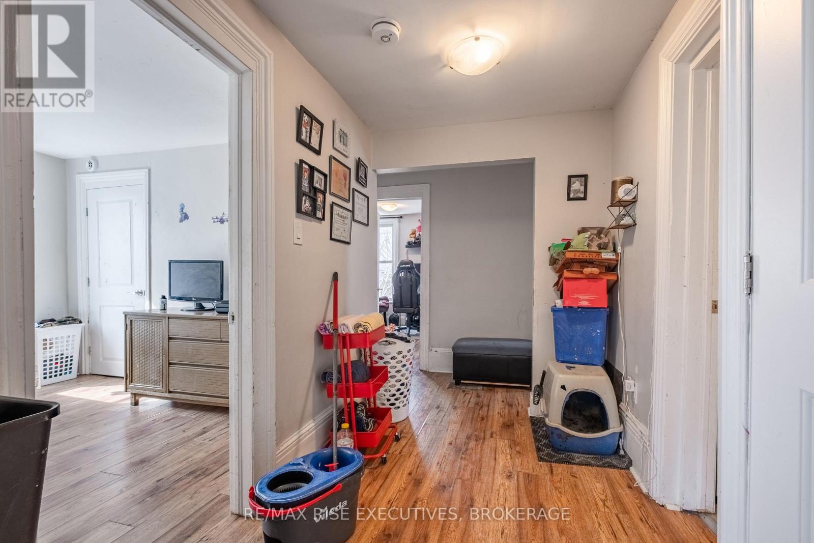 695 VICTORIA STREET - 18