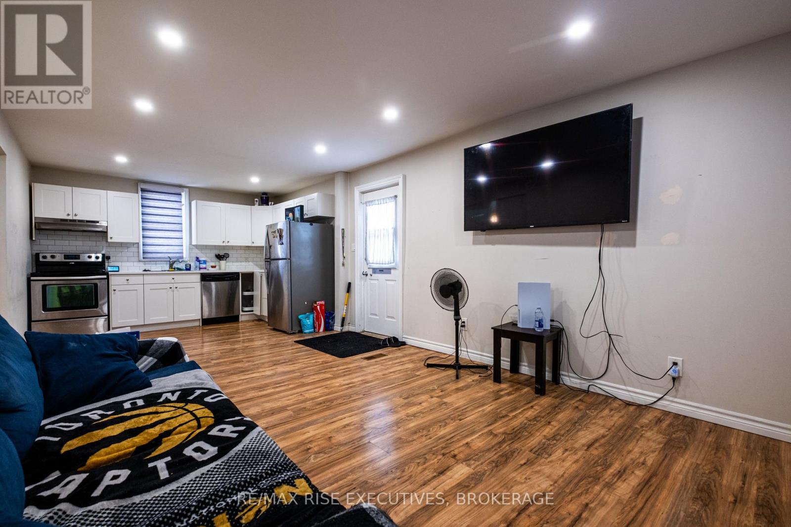 695 VICTORIA STREET - 2
