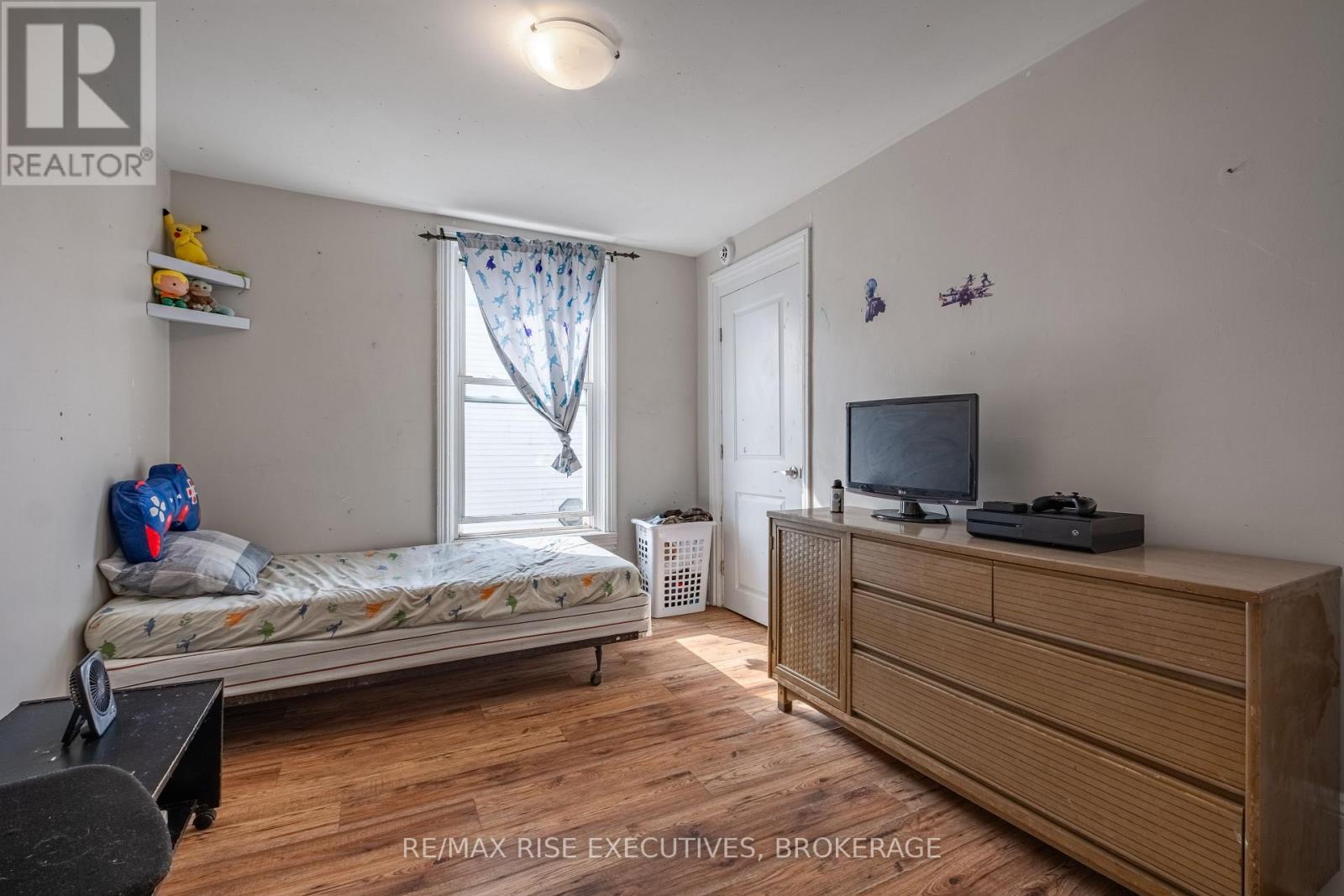 695 VICTORIA STREET - 20