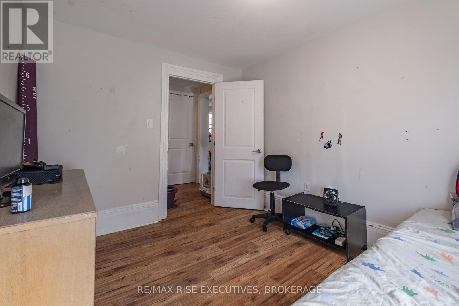 695 VICTORIA STREET - 21